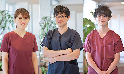 手の痛みの治療に取り組む鍼灸師のチーム